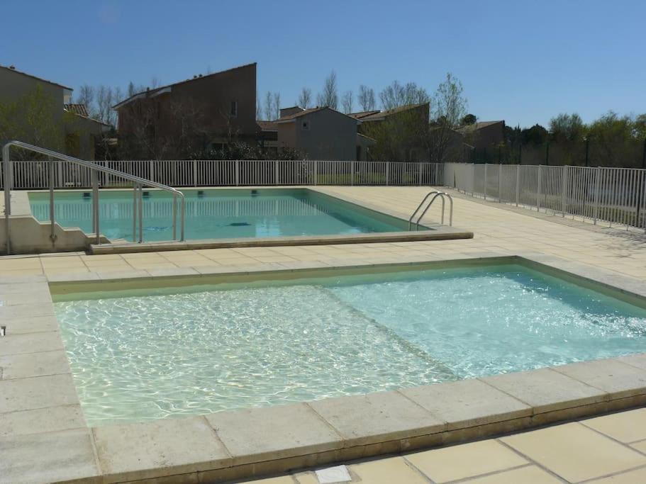 Le Petit Bonheur - Place Parking Privee - Clim - Terrasse - Piscine Partagee - Proche Parc Spirou Saint-Saturnin-lès-Avignon Exteriér fotografie